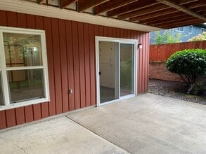 4135 NW Carlton Ct in Portland, OR - Building Photo - Building Photo