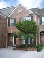 6117 Madison Crest Ct in Falls Church, VA - Building Photo