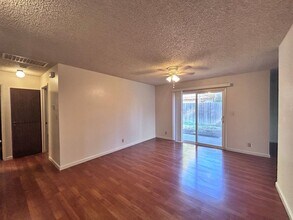 955-957 Woodshire Way in Sacramento, CA - Building Photo - Building Photo