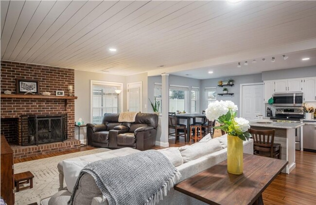 708 Deer Lake Dr in Virginia Beach, VA - Building Photo - Building Photo