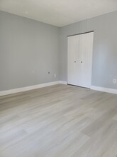 10790 N Kendall Dr, Unit C8 in Miami, FL - Building Photo - Building Photo