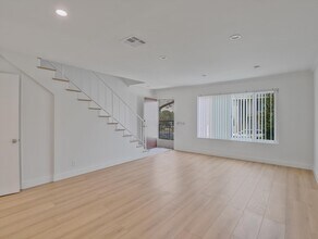 220 S 7th St, Unit A in Burbank, CA - Building Photo - Building Photo