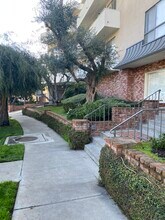 10650 Holman Ave, Unit 307 in Los Angeles, CA - Foto de edificio - Building Photo