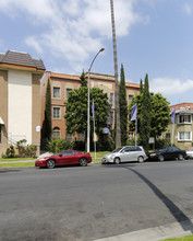 Sutton Place Apartments in Los Angeles, CA - Foto de edificio - Building Photo