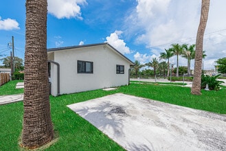 2015 Wilkins Ave in West Palm Beach, FL - Foto de edificio - Building Photo