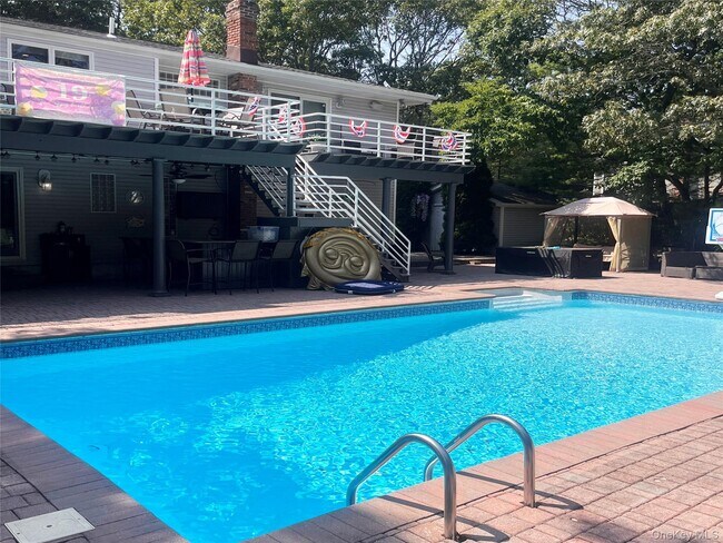 16 Stuart Ct in Hampton Bays, NY - Building Photo - Building Photo