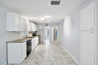 901 NE 38th St in Oakland Park, FL - Building Photo - Building Photo