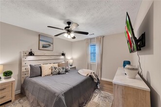 210 Booth Rd SW in Marietta, GA - Foto de edificio - Building Photo