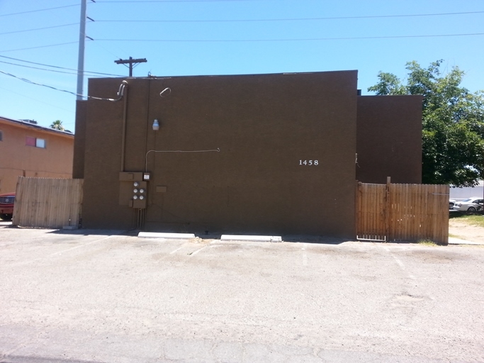 1458 E Desert Inn Rd in Las Vegas, NV - Building Photo