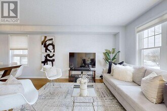 120 Candlebrook Dr in Whitby, ON - Building Photo - Building Photo