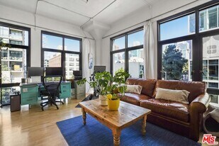 330 W 11th St in Los Angeles, CA - Building Photo