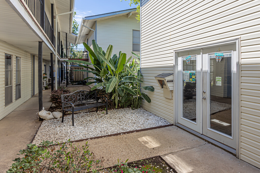 Whispering Oaks Apartments in Lafayette, LA