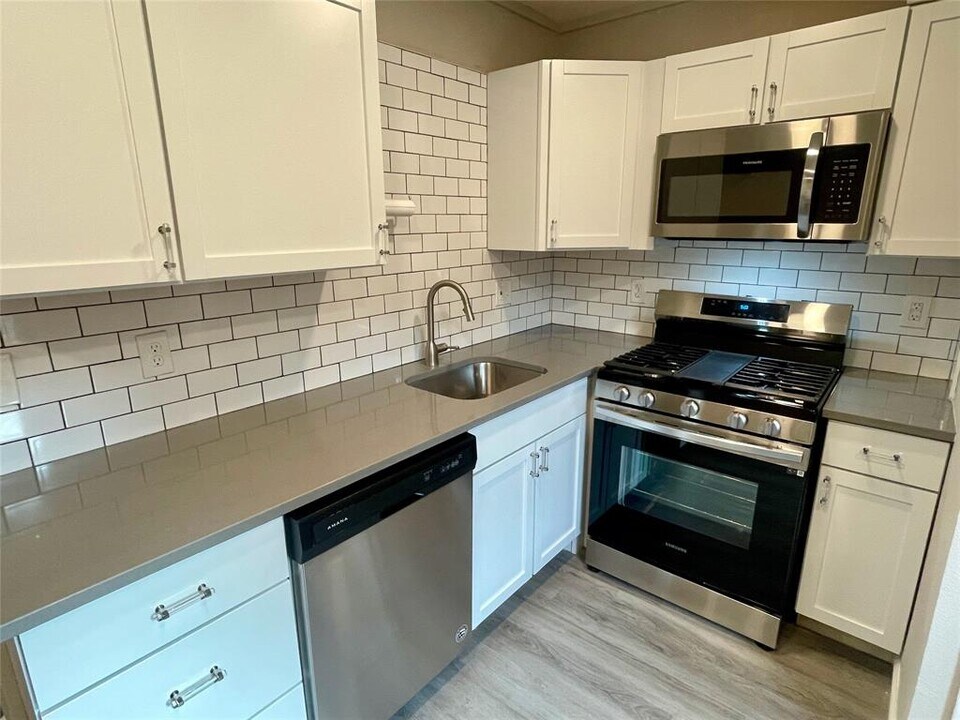 2612 Rogers Ave in Austin, TX - Building Photo