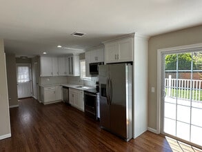 536 Hampton Ave in Bellport, NY - Building Photo - Building Photo