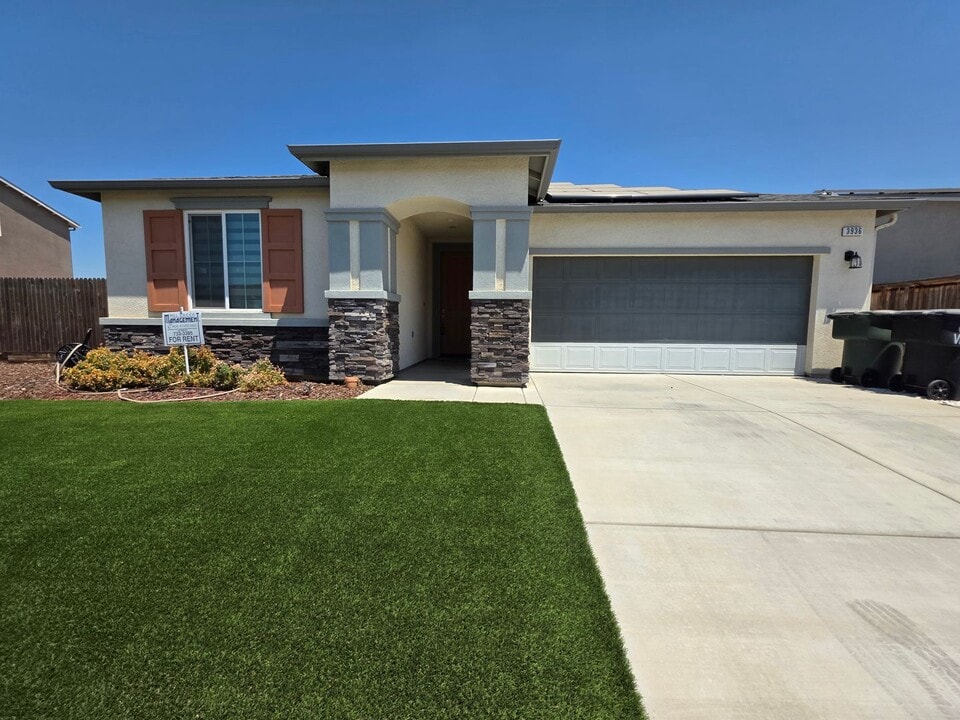 3936 E Cypress Ave in Visalia, CA - Foto de edificio