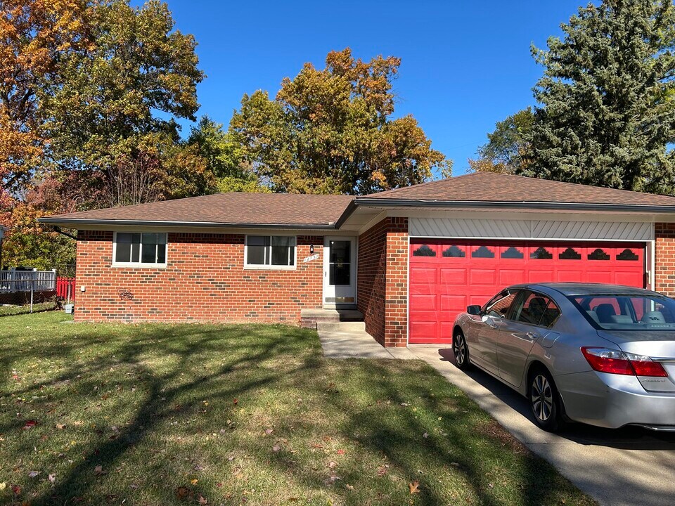 12757 De Cook Dr in Sterling Heights, MI - Building Photo