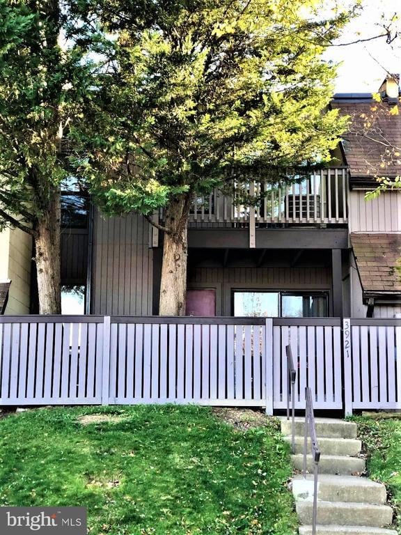 property at 3921 Woodhue Pl