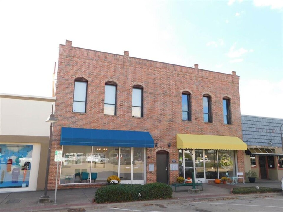 110-110 E Tyler St in Longview, TX - Building Photo