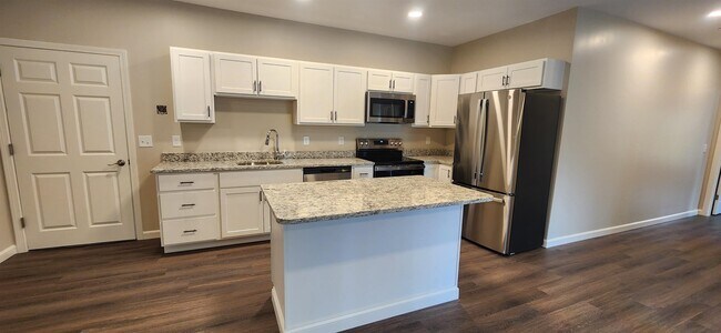 217 Rockingham Rd-Unit -201 in Londonderry, NH - Building Photo - Building Photo