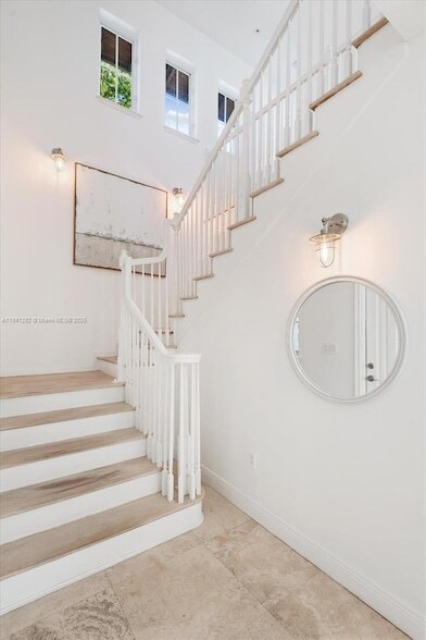 350 Woodcrest Rd in Key Biscayne, FL - Building Photo - Building Photo