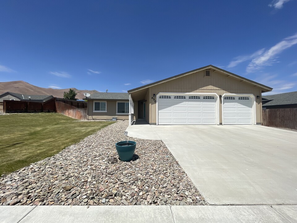 650 Husker St in Winnemucca, NV - Foto de edificio