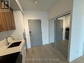 30 Upper Mall Wy in Vaughan, ON - Building Photo - Building Photo