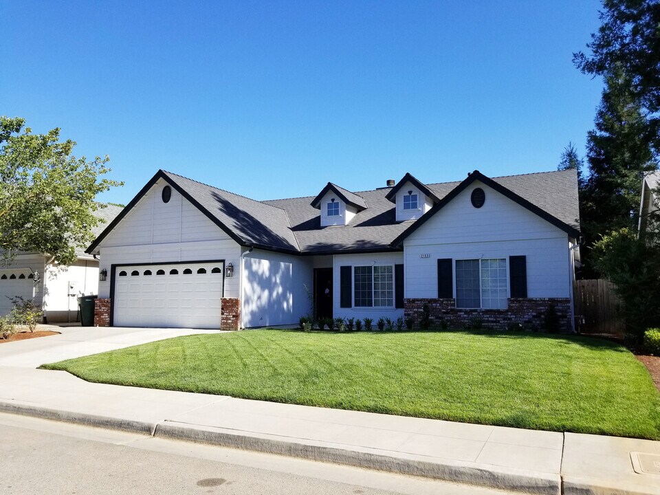 2153 E Poppy Hills Dr in Fresno, CA - Building Photo