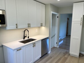 96 Oakdene Ave in Teaneck, NJ - Building Photo - Building Photo