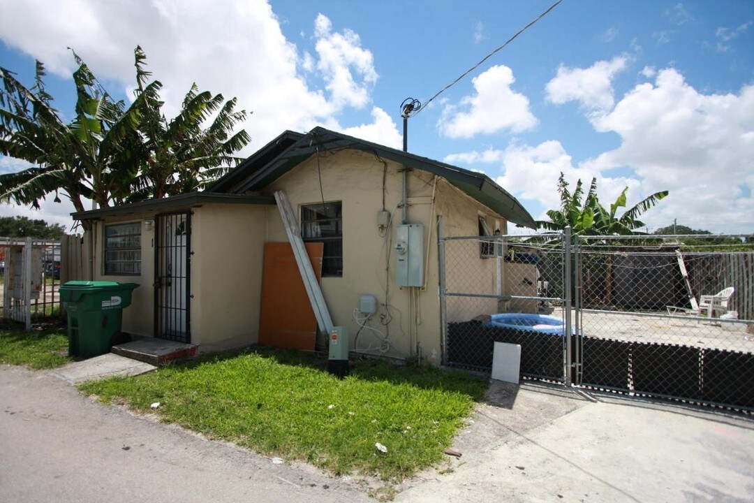 1925 NW 79th St in Miami, FL - Foto de edificio