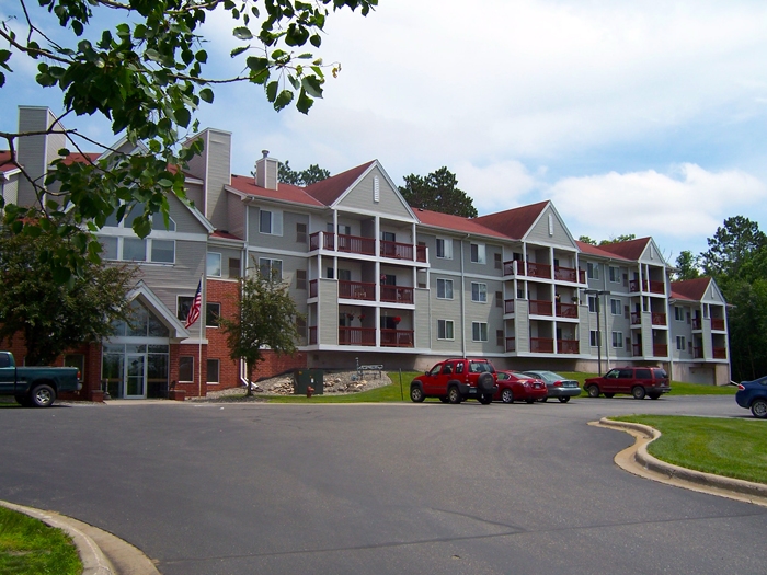 Lakeshore Place in Grand Rapids, MN - Building Photo