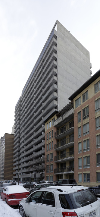 Chateau Lincoln in Montréal, QC - Building Photo