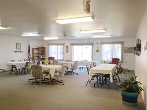 Dakota Terrace Apartments in Minot, ND - Foto de edificio - Building Photo