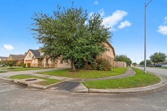 2827 Lockeridge Oaks Dr in Spring, TX - Building Photo - Building Photo