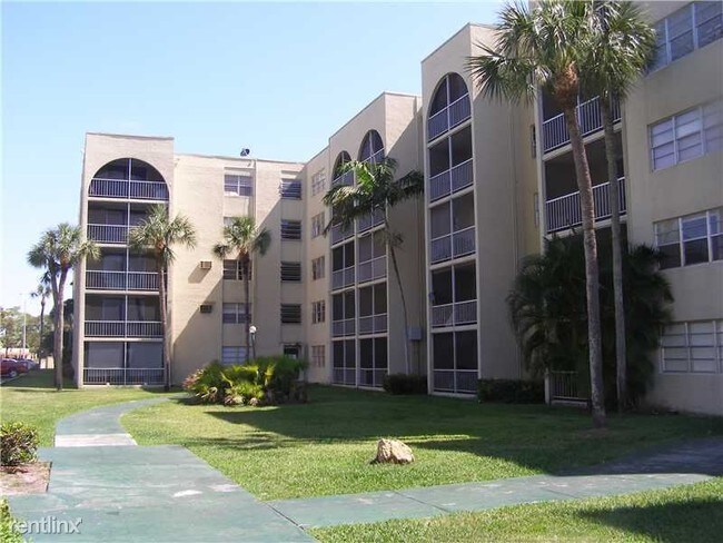 6930 NW 186th St-Unit -Apt 212 in Hialeah, FL - Foto de edificio - Building Photo