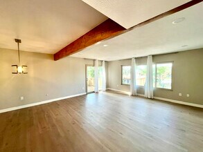 6824 Hyde Park Dr, Unit E in San Diego, CA - Foto de edificio - Building Photo