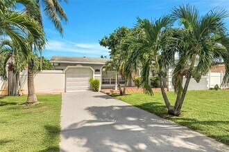 7251 Grandview Blvd in Miramar, FL - Building Photo - Building Photo