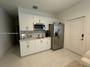 11910 SW 243rd St in Princeton, FL - Foto de edificio - Building Photo