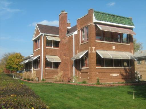 7560 W Touhy Ave in Chicago, IL - Building Photo