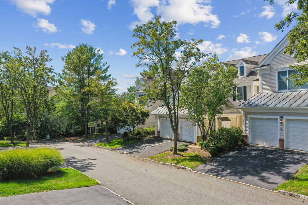 5 Cowdray Pkwy in Far Hills, NJ - Building Photo