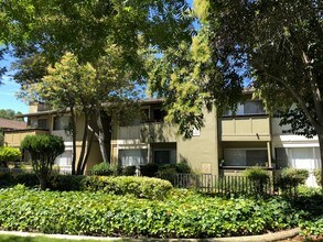Foothills Apartments in San Jose, CA - Foto de edificio - Building Photo