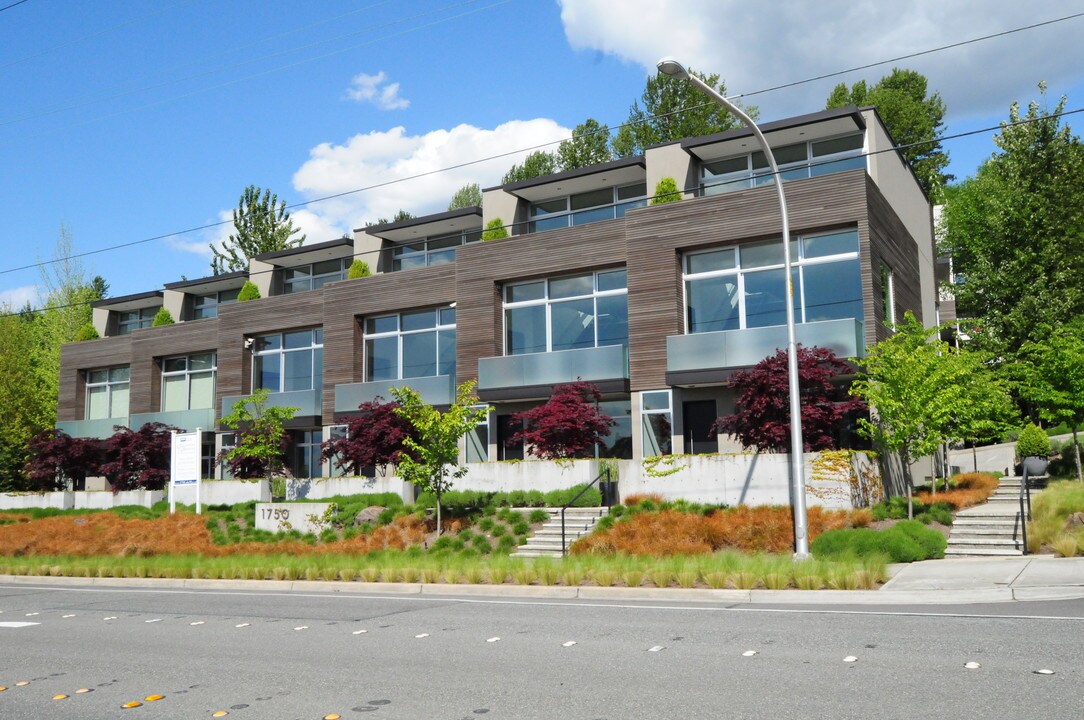 1750 Lake Washington Blvd N in Renton, WA - Foto de edificio