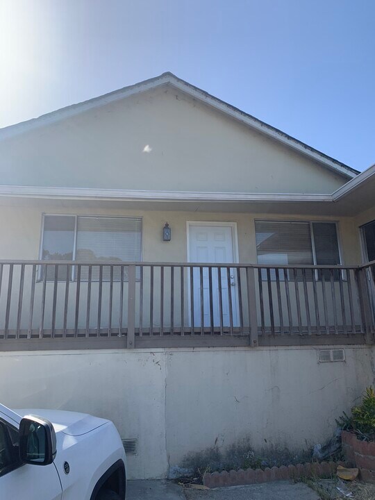 526 Camino El Estero in Monterey, CA - Foto de edificio