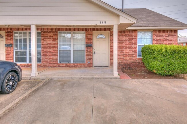 828 Russell Cir in Norman, OK - Building Photo - Building Photo