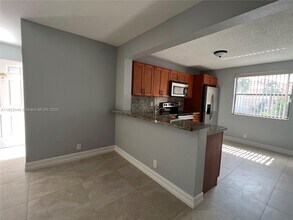 5801 Riverside Dr in Coral Springs, FL - Building Photo - Building Photo