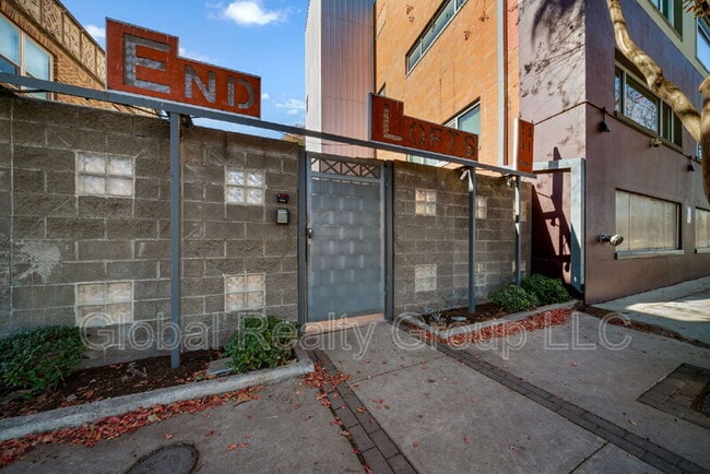 1339 S Flores St in San Antonio, TX - Foto de edificio - Building Photo