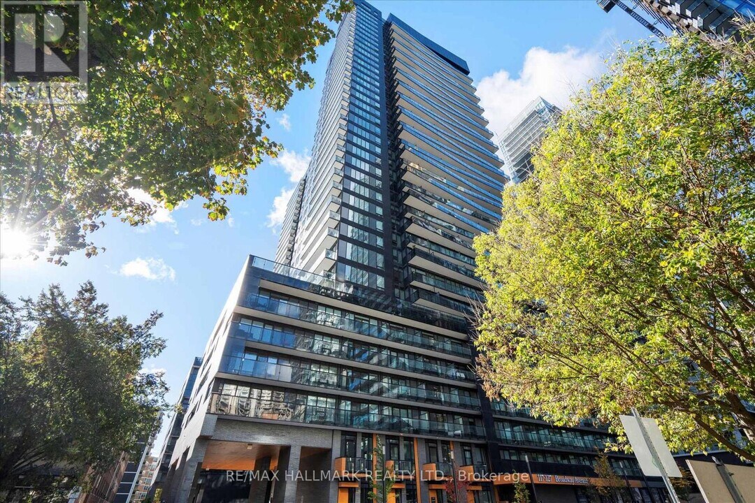 127 Broadway Ave in Toronto, ON - Building Photo