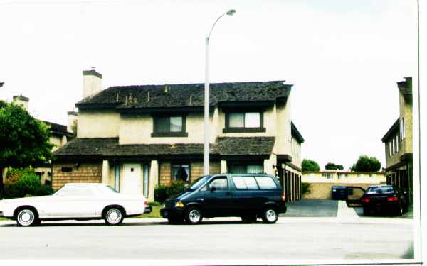 18852-18862 Smokewood Dr in Huntington Beach, CA - Building Photo - Building Photo