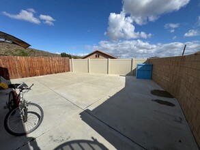 7040 Almandine Way, Unit Jurupa V Small Ap in Jurupa Valley, CA - Building Photo - Building Photo