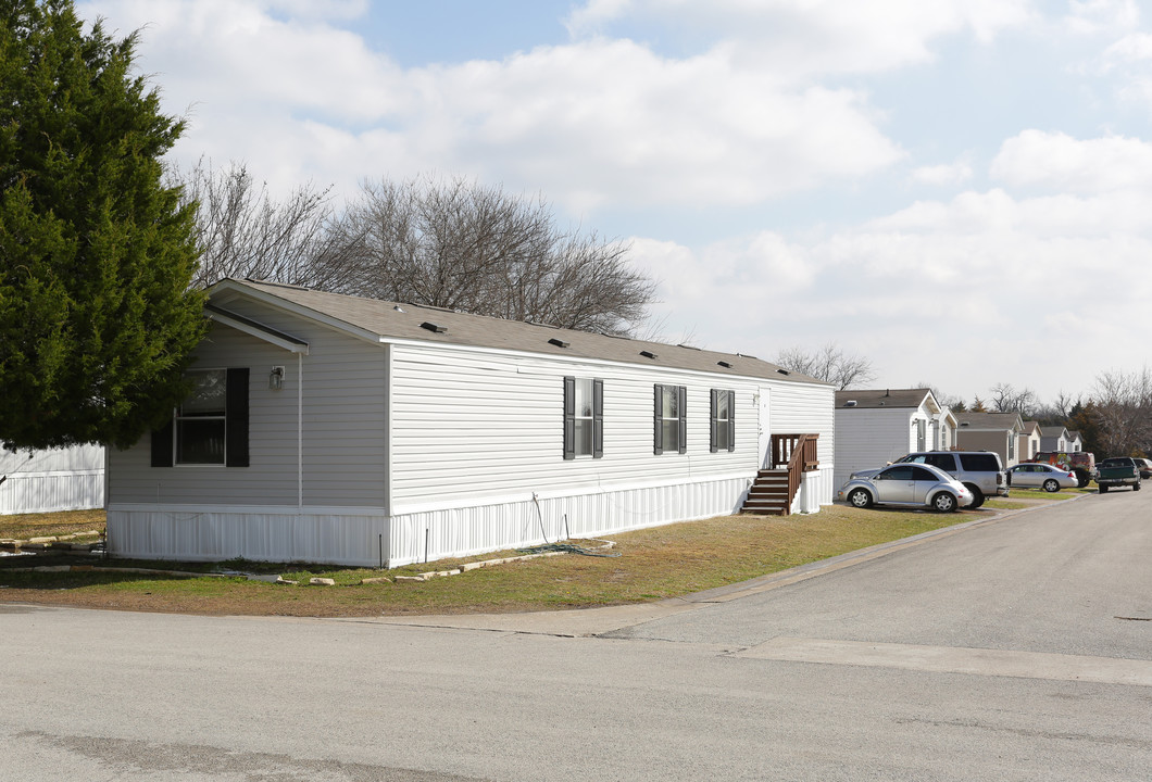 Hampton Acres in Desoto, TX - Building Photo