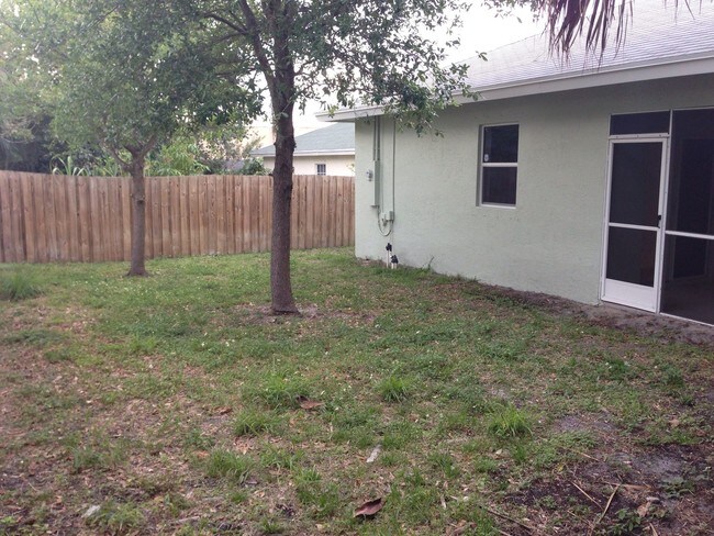 1731 Lavue Ave in Lake Worth, FL - Building Photo - Building Photo